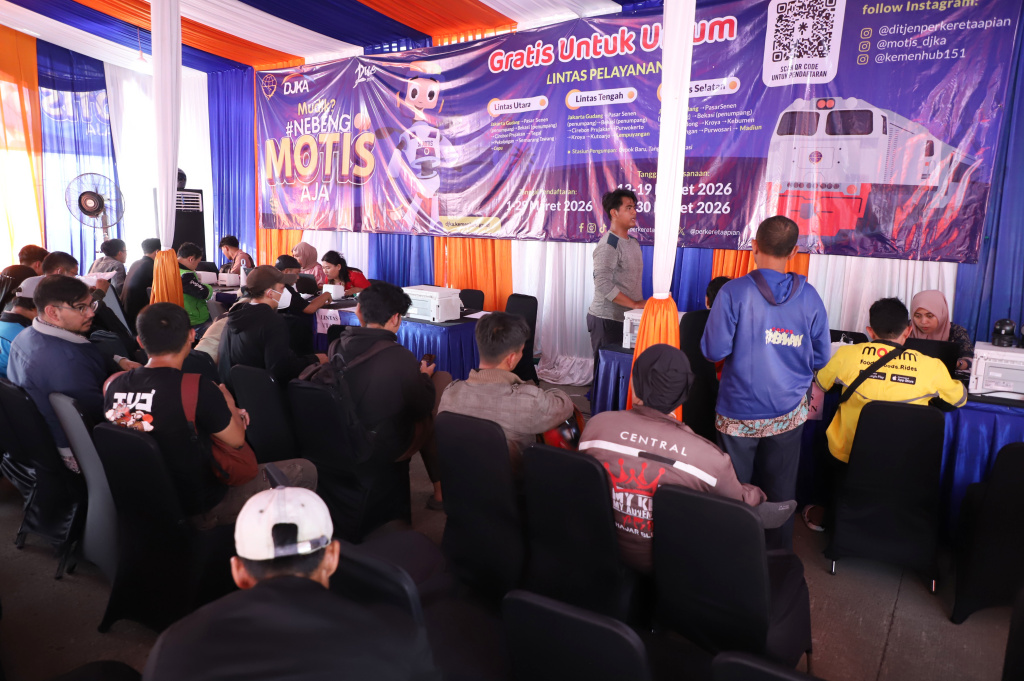 Direktorat Jenderal Perkeretaapian (DJKA) Kementrian Perhubungan menggelar program mudik motor gratis (Ashar/SinPo.id)
