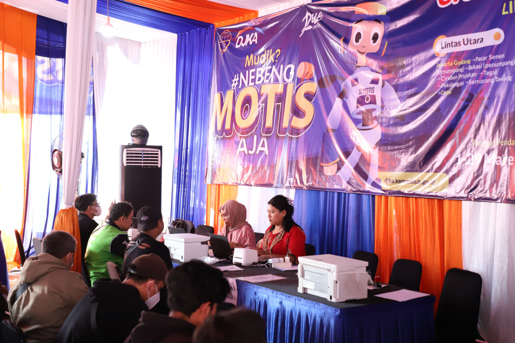 Direktorat Jenderal Perkeretaapian (DJKA) Kementrian Perhubungan menggelar program mudik motor gratis (Ashar/SinPo.id)