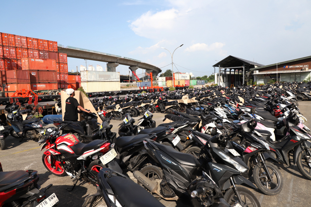 Direktorat Jenderal Perkeretaapian (DJKA) Kementrian Perhubungan menggelar program mudik motor gratis (Ashar/SinPo.id)