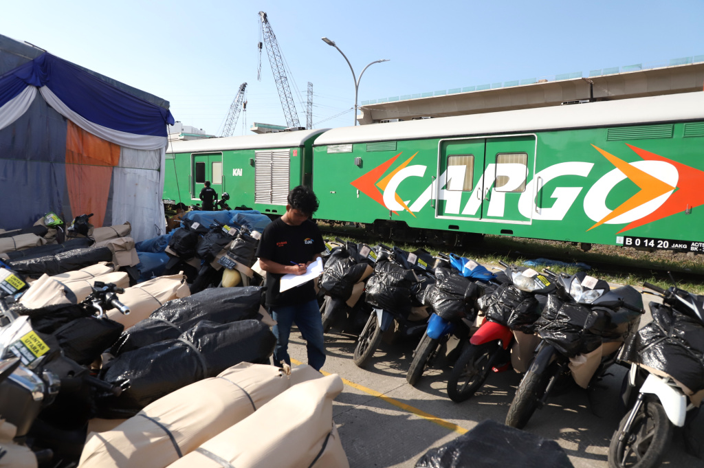 Direktorat Jenderal Perkeretaapian (DJKA) Kementrian Perhubungan menggelar program mudik motor gratis (Ashar/SinPo.id)