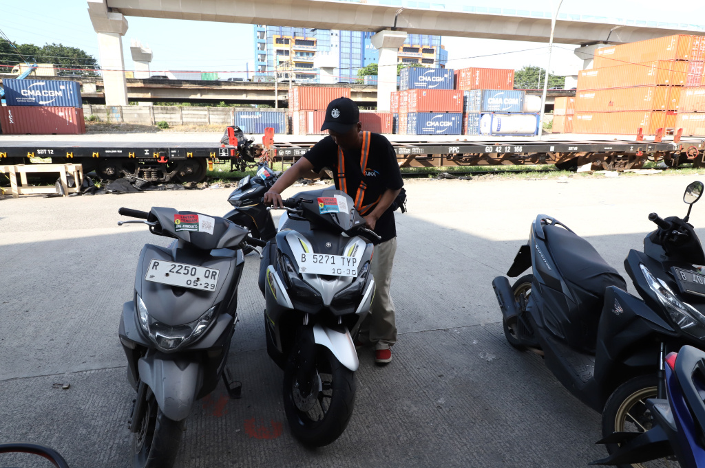 Direktorat Jenderal Perkeretaapian (DJKA) Kementrian Perhubungan menggelar program mudik motor gratis (Ashar/SinPo.id)