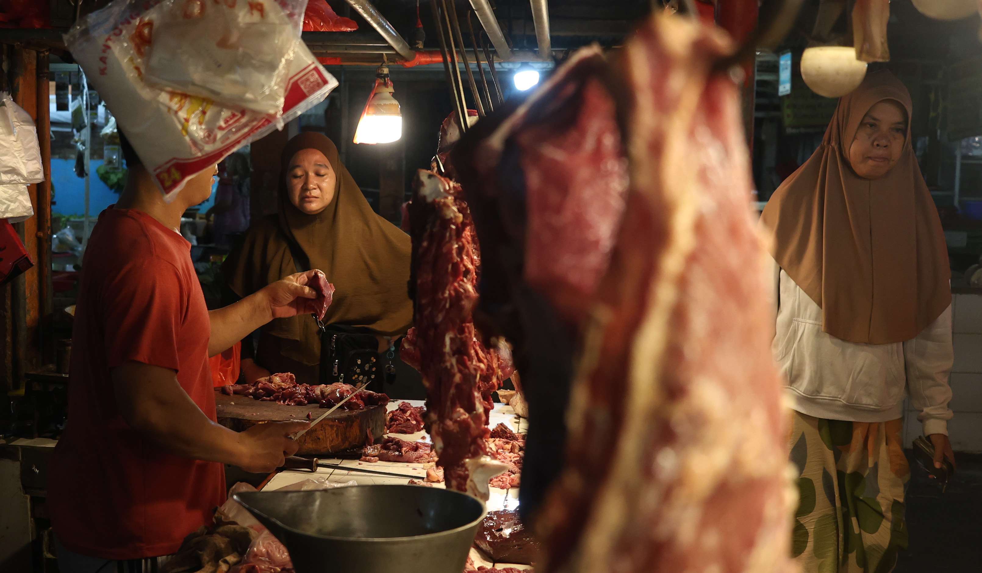 Pedagang daging sapi di Pasar Kecapi, Bekasi. (Agus Priatna/SinPo.id)