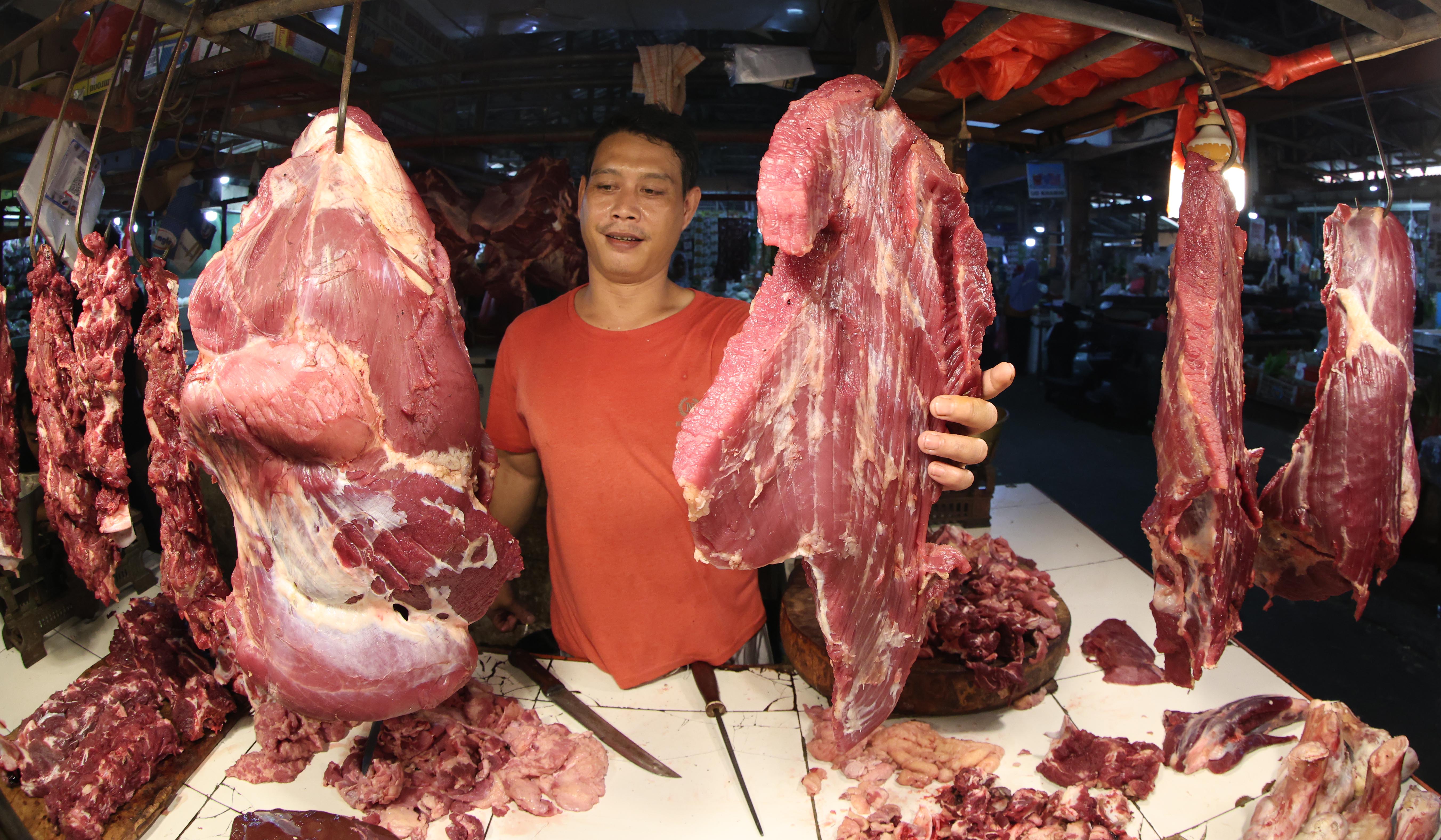 Pedagang daging sapi di Pasar Kecapi, Bekasi. (Agus Priatna/SinPo.id)