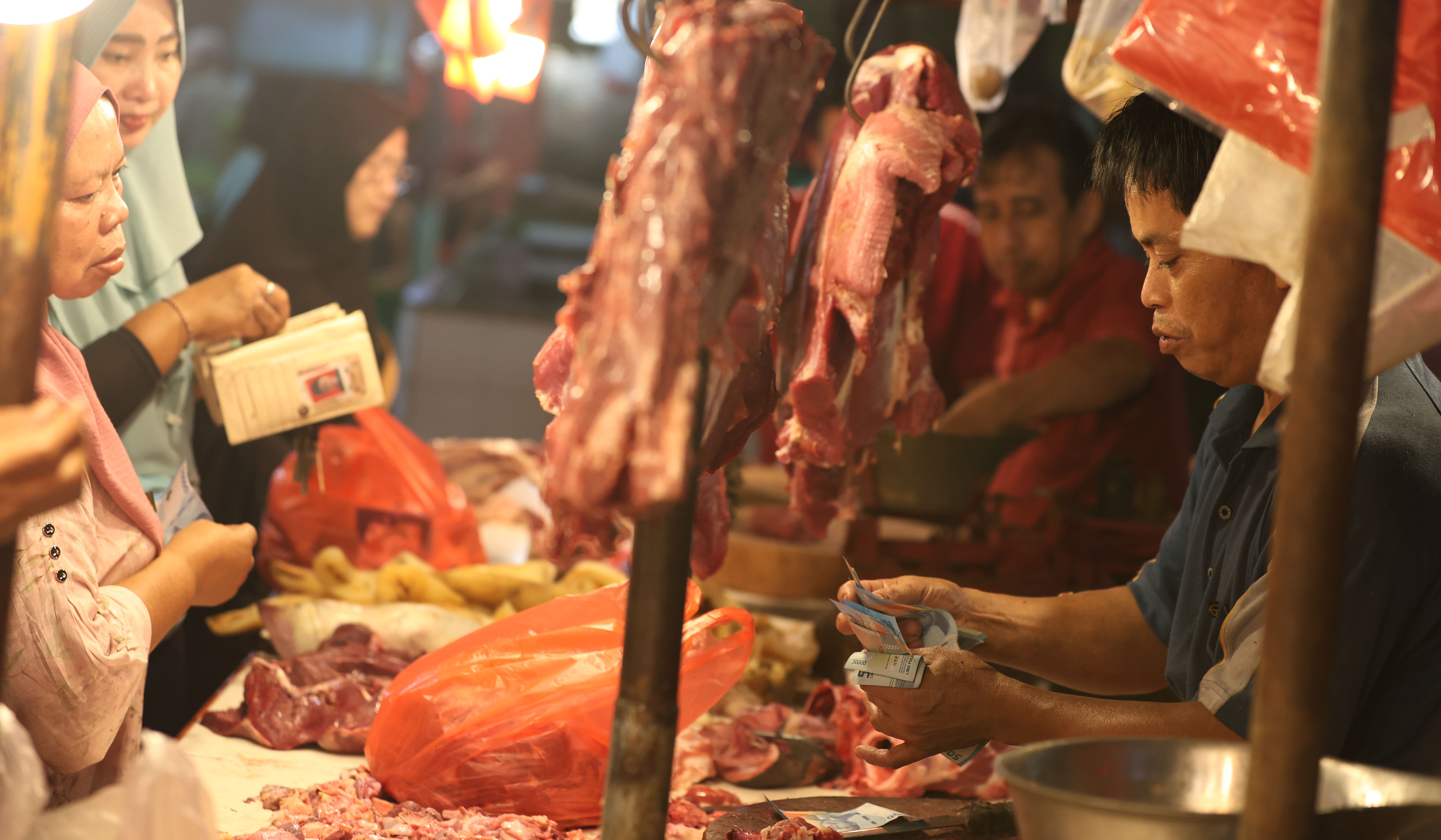 Pedagang daging sapi di Pasar Kecapi, Bekasi. (Agus Priatna/SinPo.id)