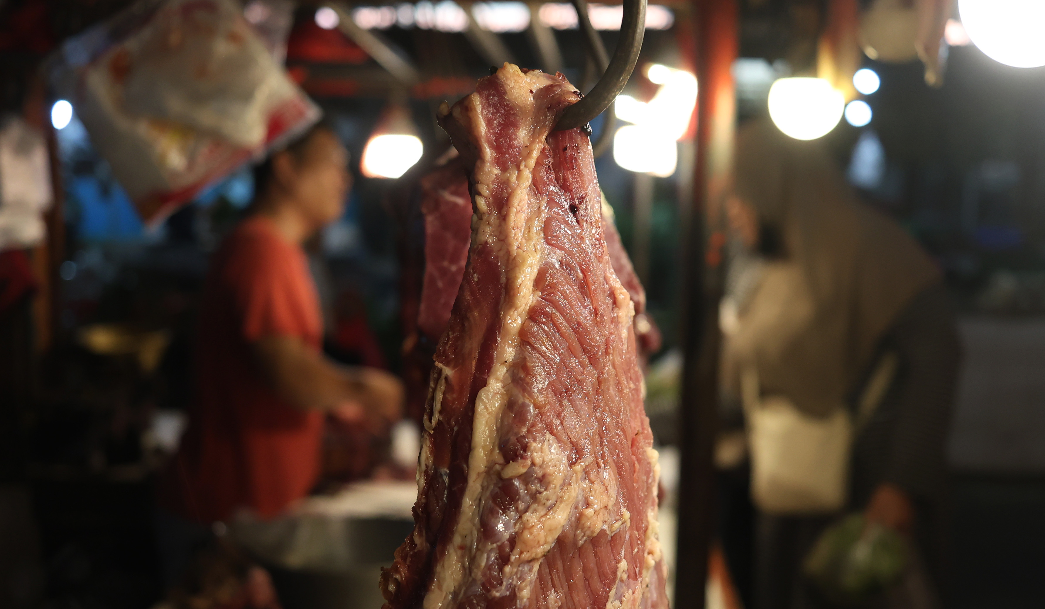 Pedagang daging sapi di Pasar Kecapi, Bekasi. (Agus Priatna/SinPo.id)
