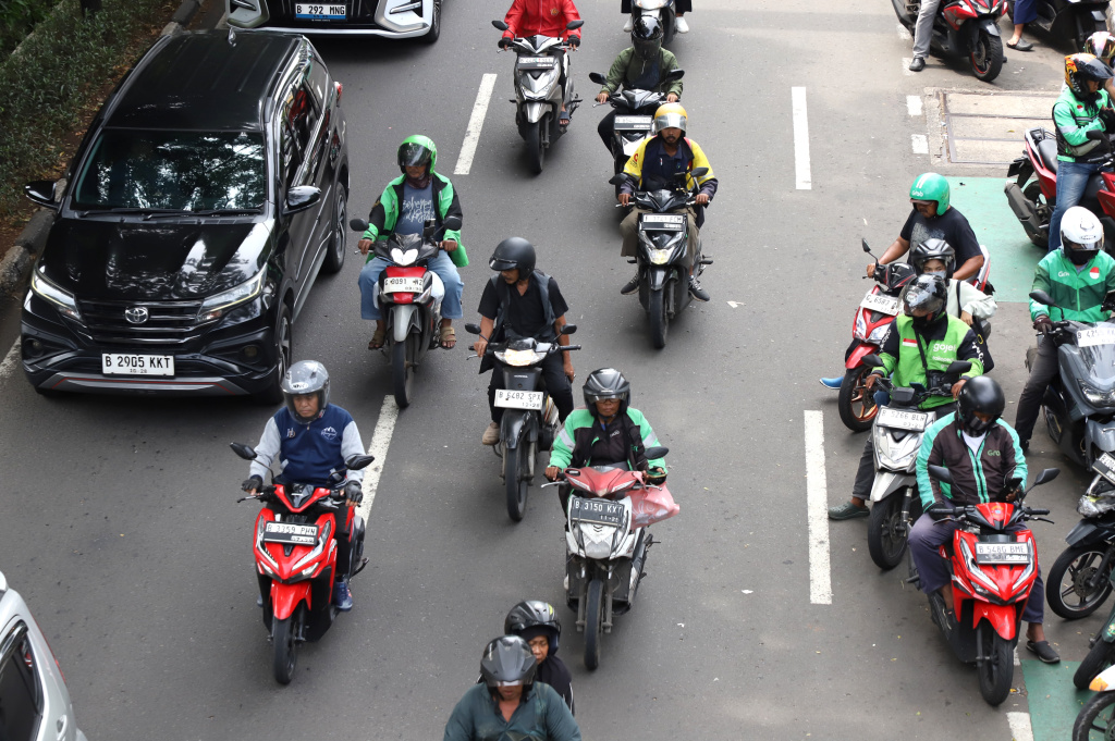 Pemerintah resmi menurunkan tarif potongan ojek online dari 20 persen menjadi 8 persen (Ashar/SinPo.id)