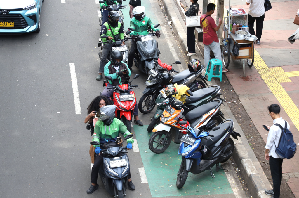 Pemerintah resmi menurunkan tarif potongan ojek online dari 20 persen menjadi 8 persen (Ashar/SinPo.id)