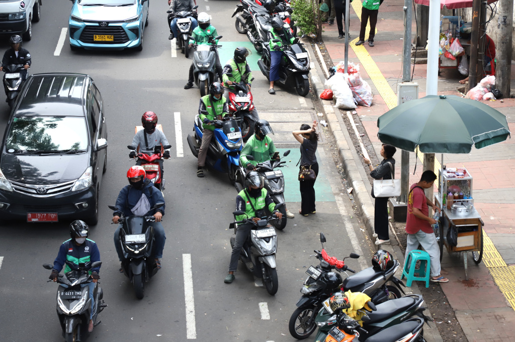 Pemerintah resmi menurunkan tarif potongan ojek online dari 20 persen menjadi 8 persen (Ashar/SinPo.id)