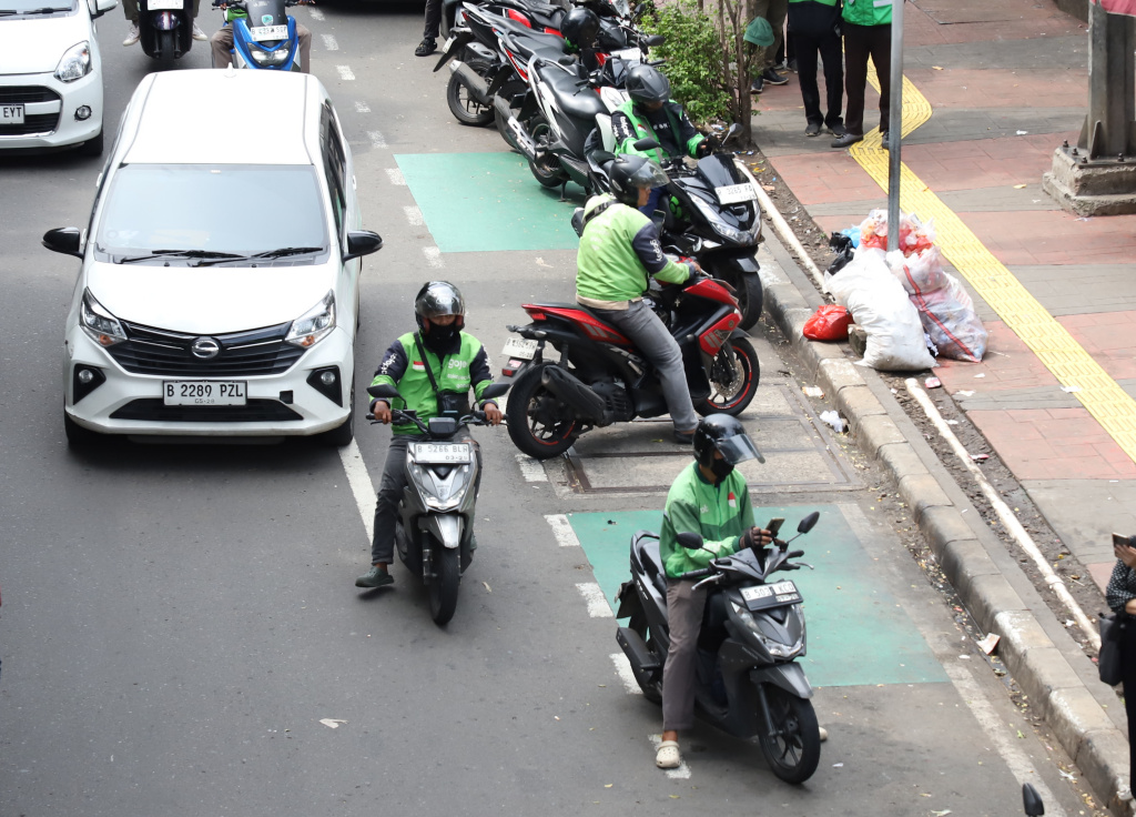 Pemerintah resmi menurunkan tarif potongan ojek online dari 20 persen menjadi 8 persen (Ashar/SinPo.id)