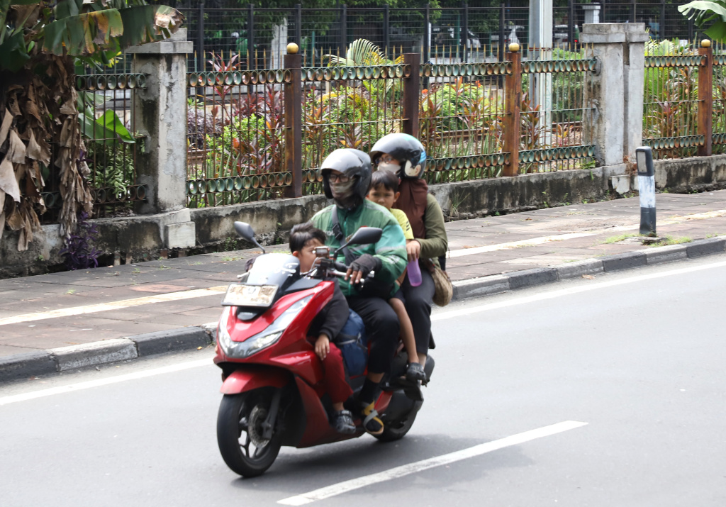 Pemerintah resmi menurunkan tarif potongan ojek online dari 20 persen menjadi 8 persen (Ashar/SinPo.id)