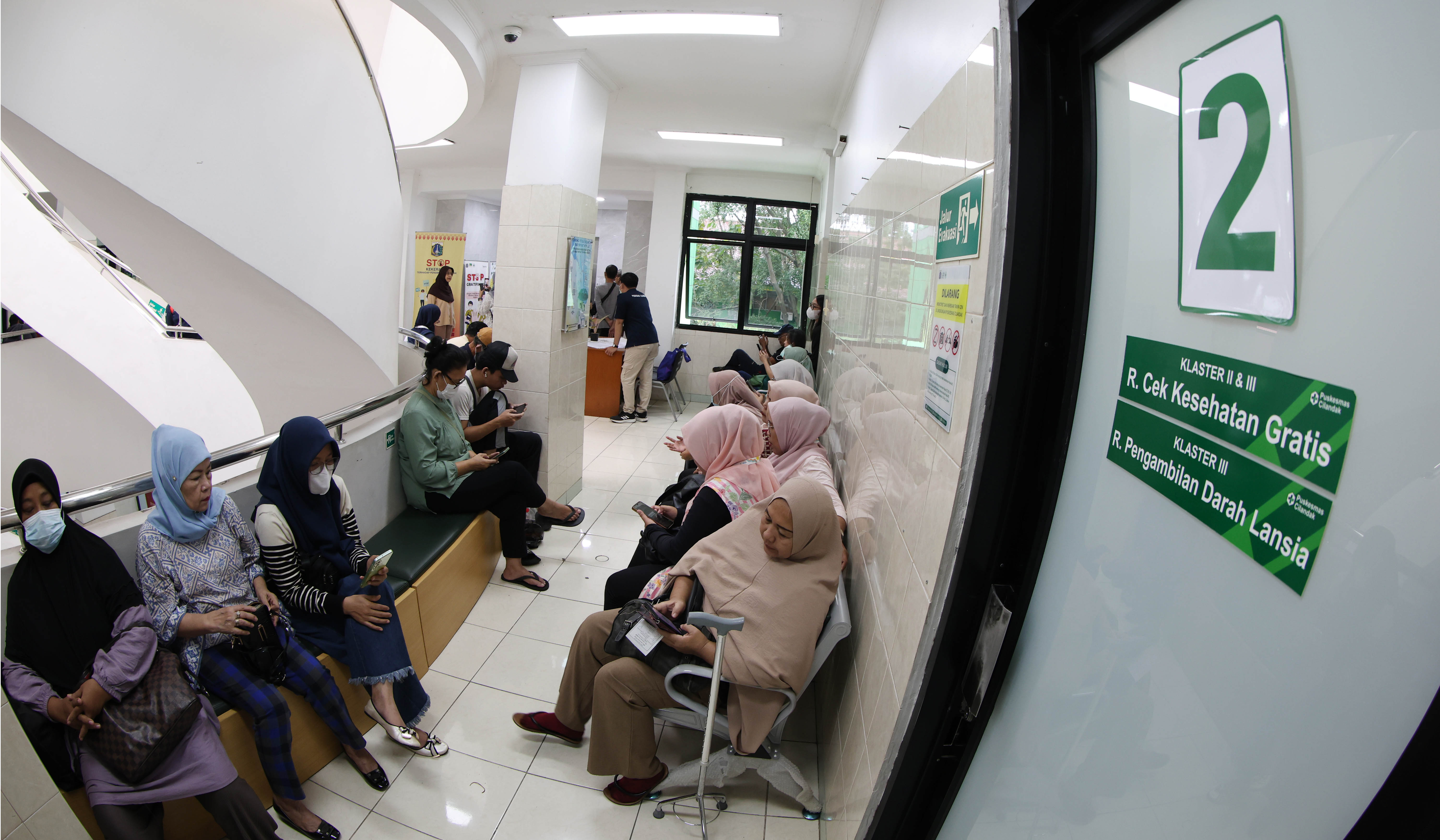 Warga mengikuti Cek Kesehatan Gratis di Puskesmas Cilandak. (Agus Priatna/SinPo.id)