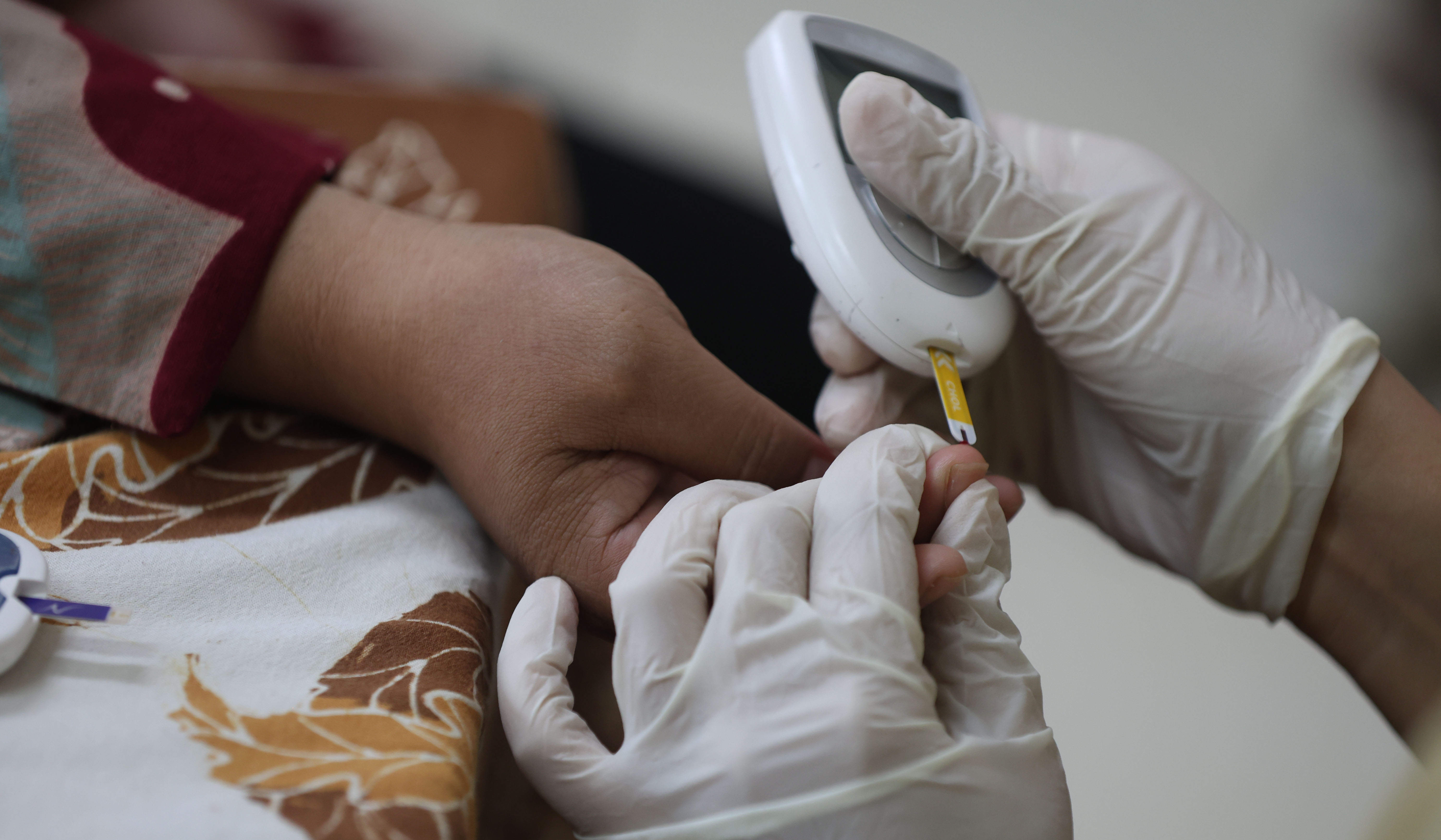 Warga mengikuti Cek Kesehatan Gratis di Puskesmas Cilandak. (Agus Priatna/SinPo.id)