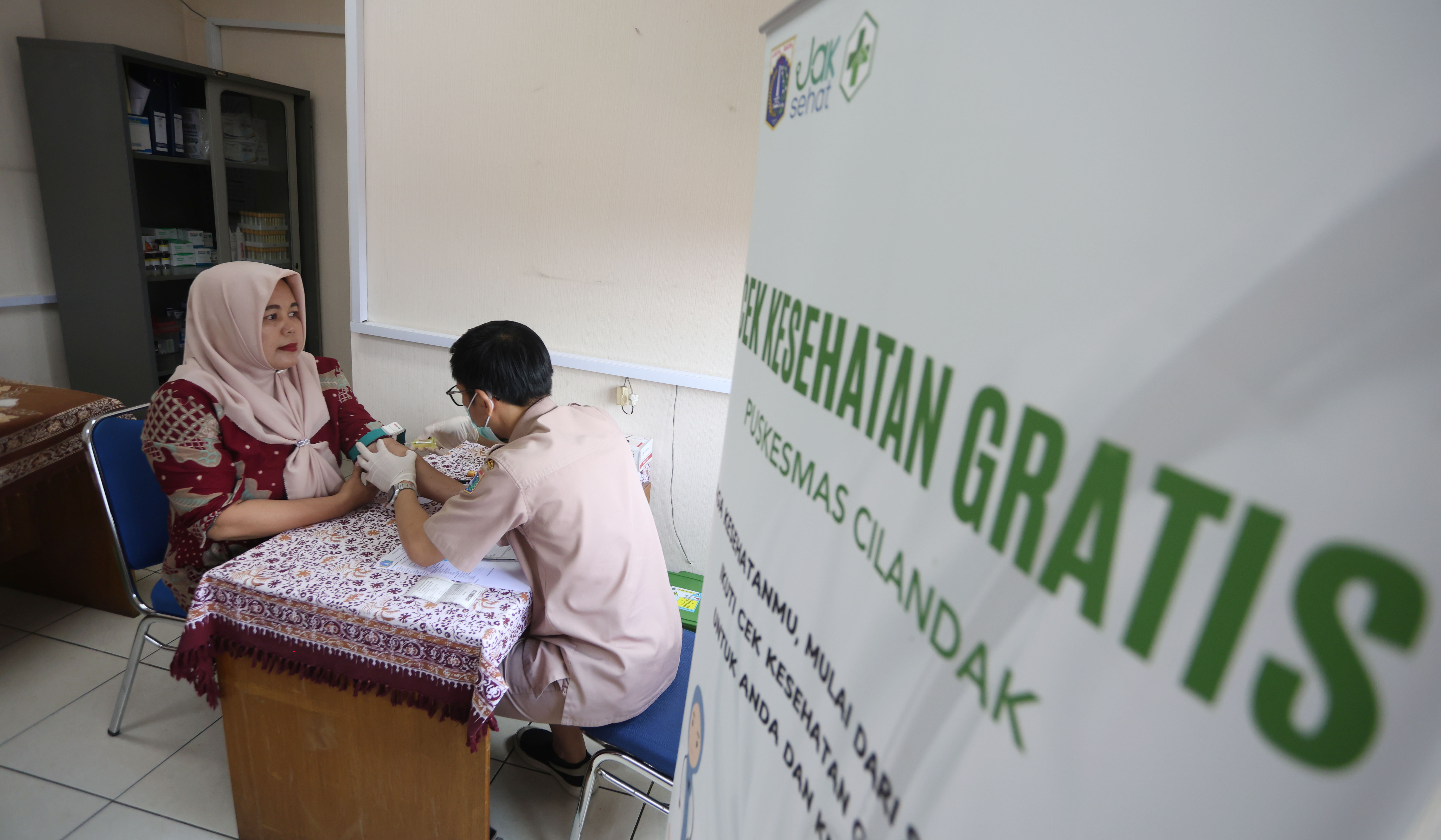Warga mengikuti Cek Kesehatan Gratis di Puskesmas Cilandak. (Agus Priatna/SinPo.id)