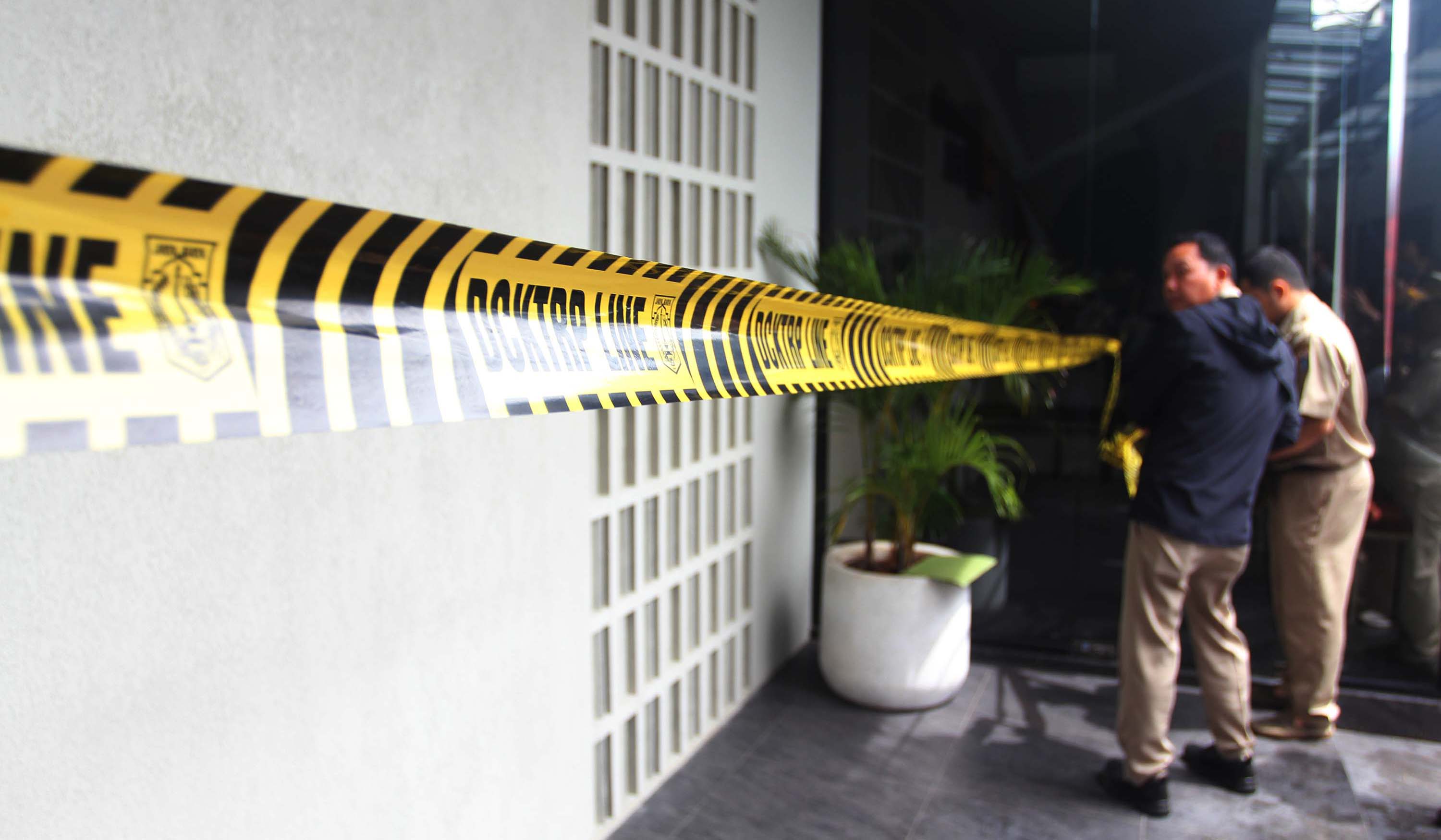 Penyegelan lapanan Padel Cilandak. (Agus Priatna/SinPo.id)