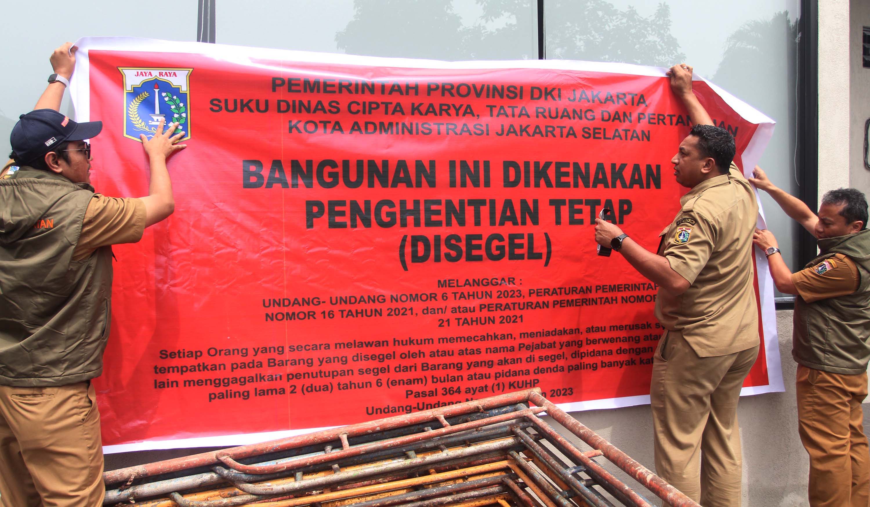 Penyegelan lapanan Padel Cilandak. (Agus Priatna/SinPo.id)