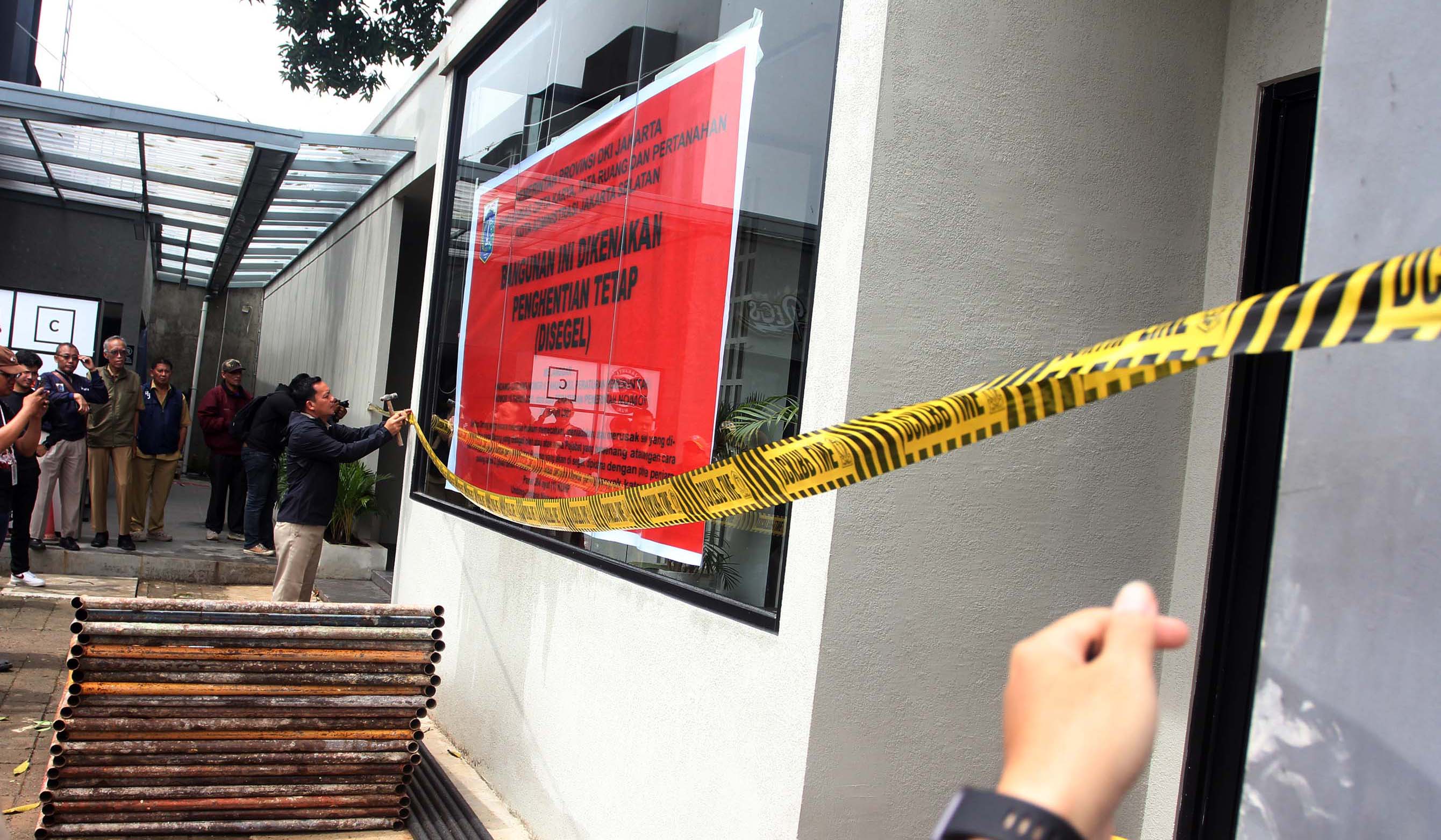 Penyegelan lapanan Padel Cilandak. (Agus Priatna/SinPo.id)