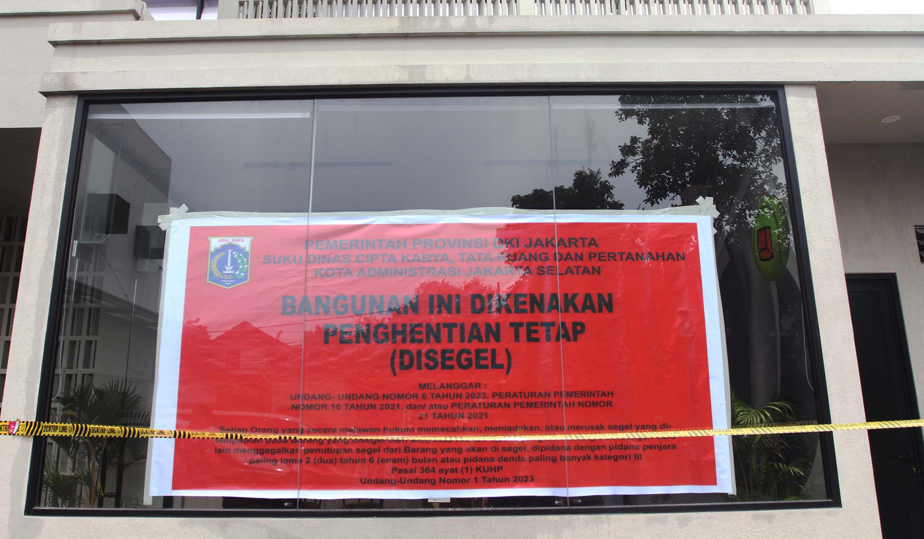 Penyegelan lapanan Padel Cilandak. (Agus Priatna/SinPo.id)