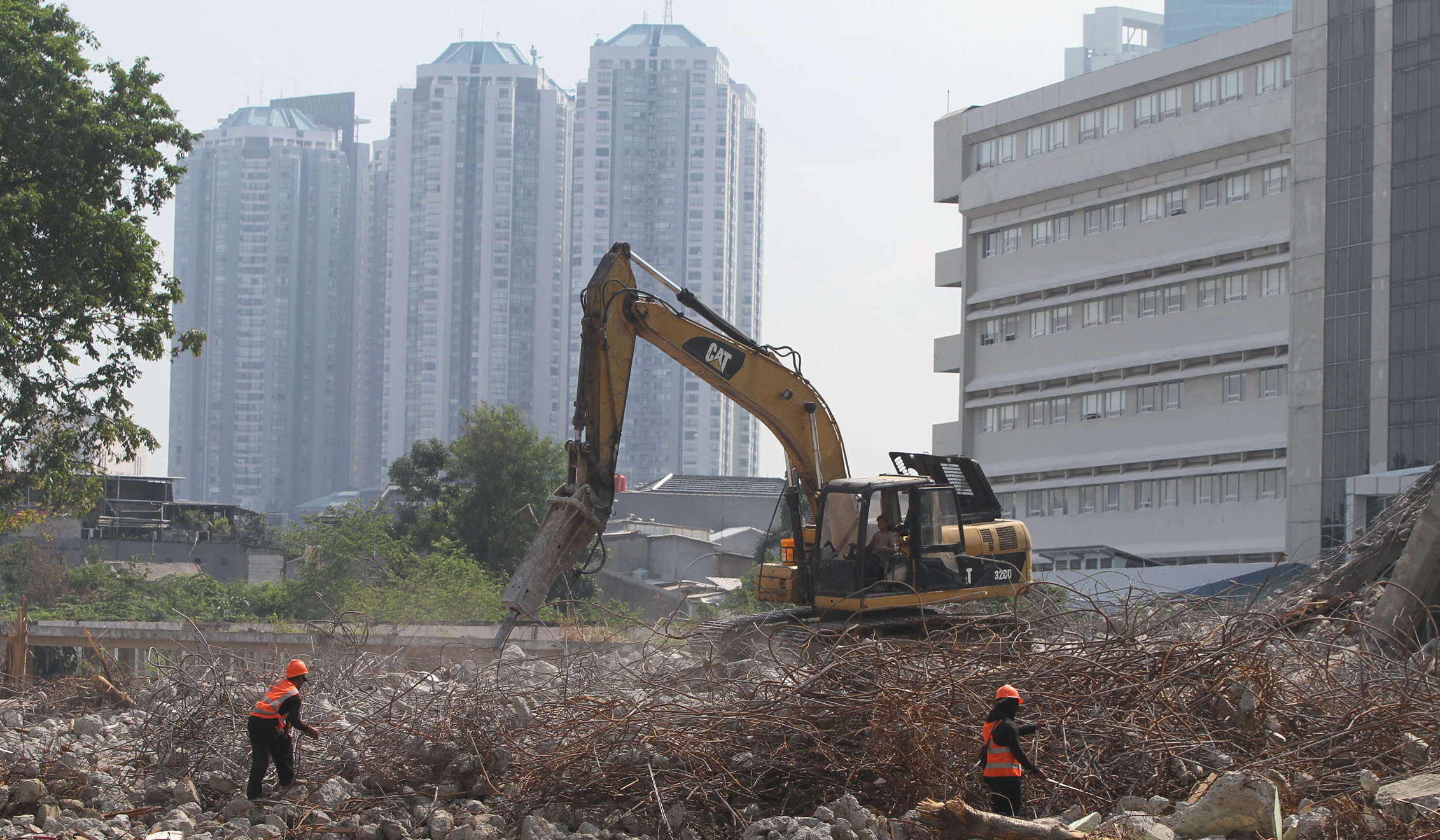 Pembongkaran lahan Sumber Waras. (Agus Priatna/SinPo.id)