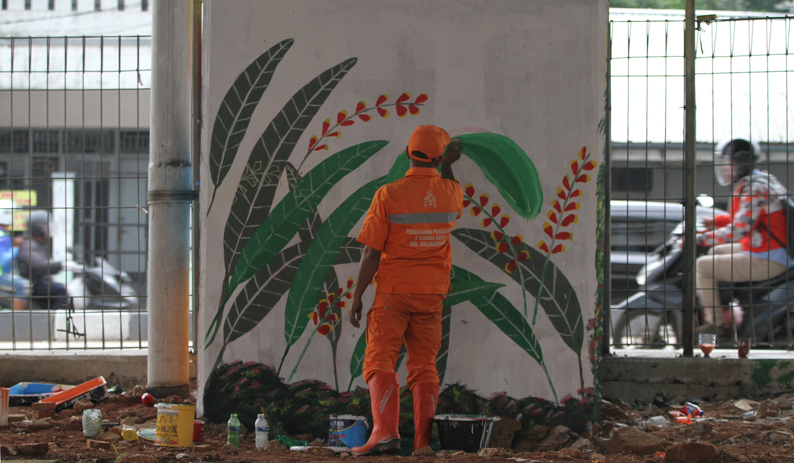 Pasukan oranye mengecat mural dikolong tol Becakayu. (Agus Priatna/SinPo.id)