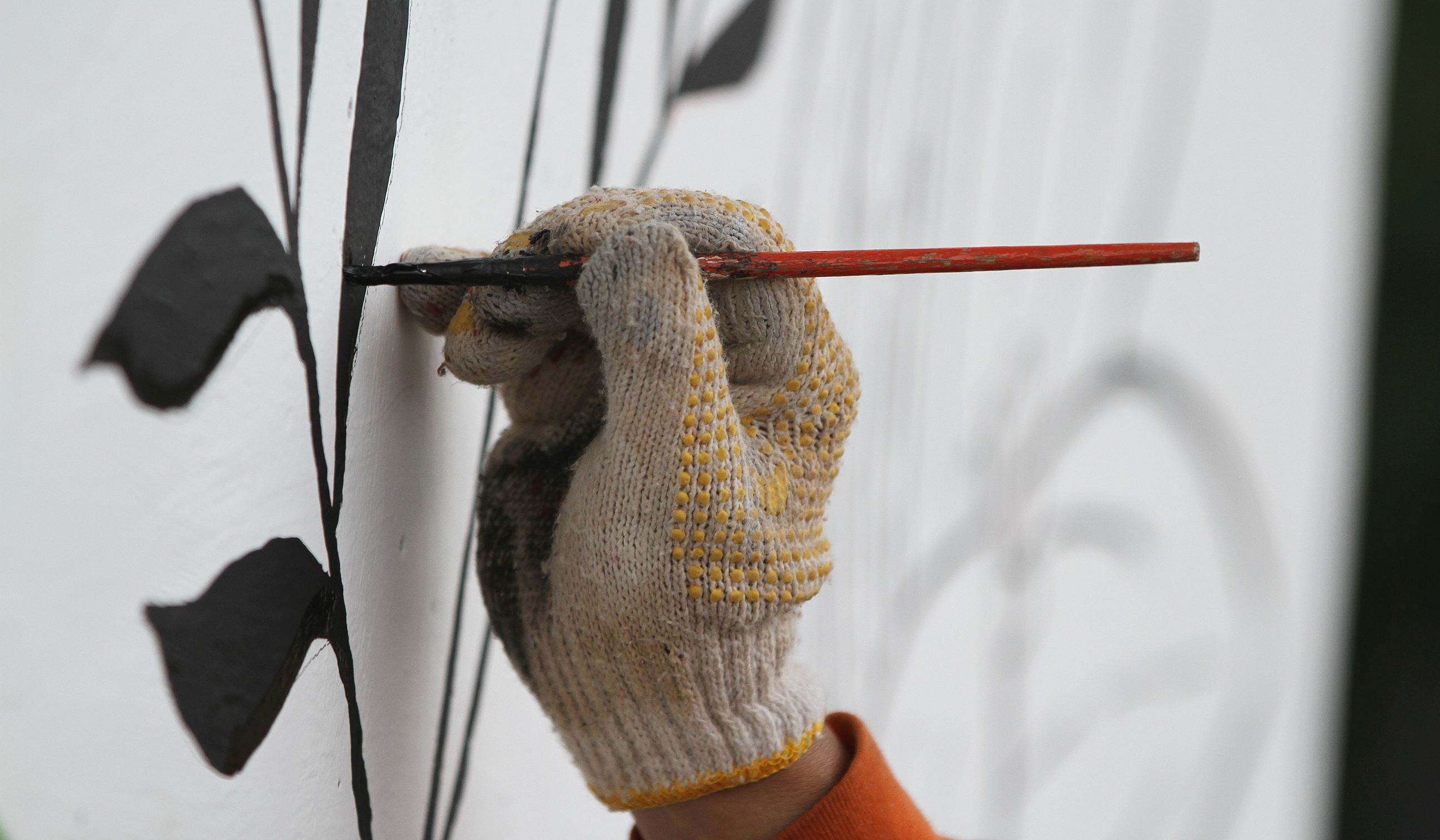 Pasukan oranye mengecat mural dikolong tol Becakayu. (Agus Priatna/SinPo.id)