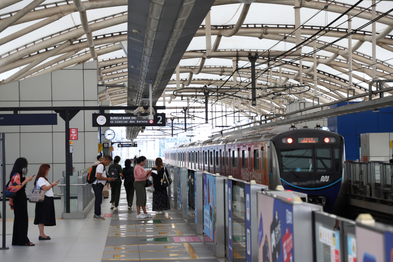 Pemprov DKI Jakarta akan berencana memperluas cakupan transportasi gratis yang awalnya untuk Transjakarta kini akan diperluas layanin gratis hingga MRT dan LRT (Ashar/SinPo.id)