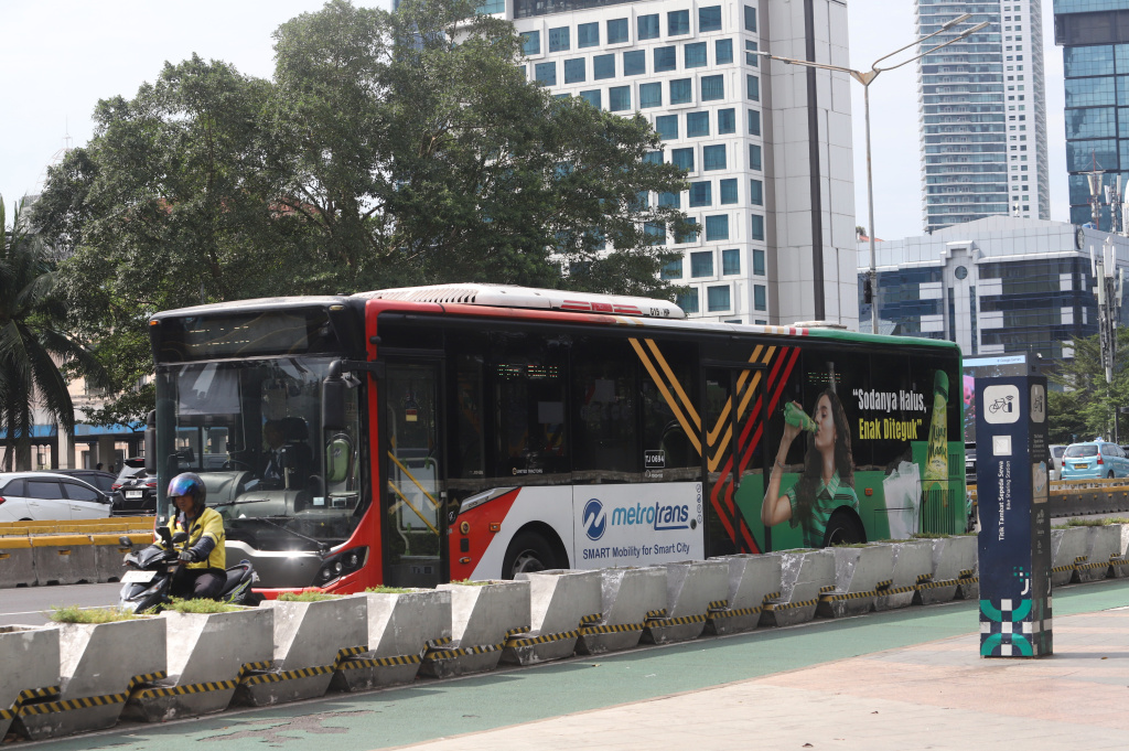 Pemprov DKI Jakarta berencana akan menaikkan tarif bus Transjakarta pasca DBH dipotong (Ashar/SinPo.id)