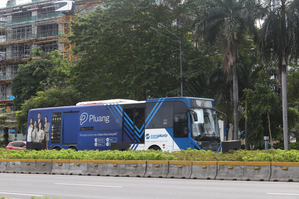 Pemprov DKI Jakarta berencana akan menaikkan tarif bus Transjakarta pasca DBH dipotong (Ashar/SinPo.id)