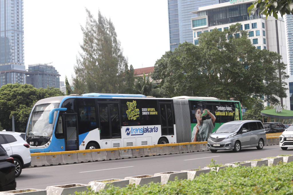 Pemprov DKI Jakarta berencana akan menaikkan tarif bus Transjakarta pasca DBH dipotong (Ashar/SinPo.id)