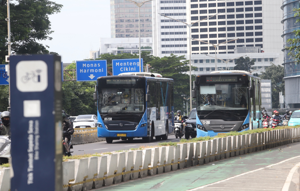 Pemprov DKI Jakarta berencana akan menaikkan tarif bus Transjakarta pasca DBH dipotong (Ashar/SinPo.id)