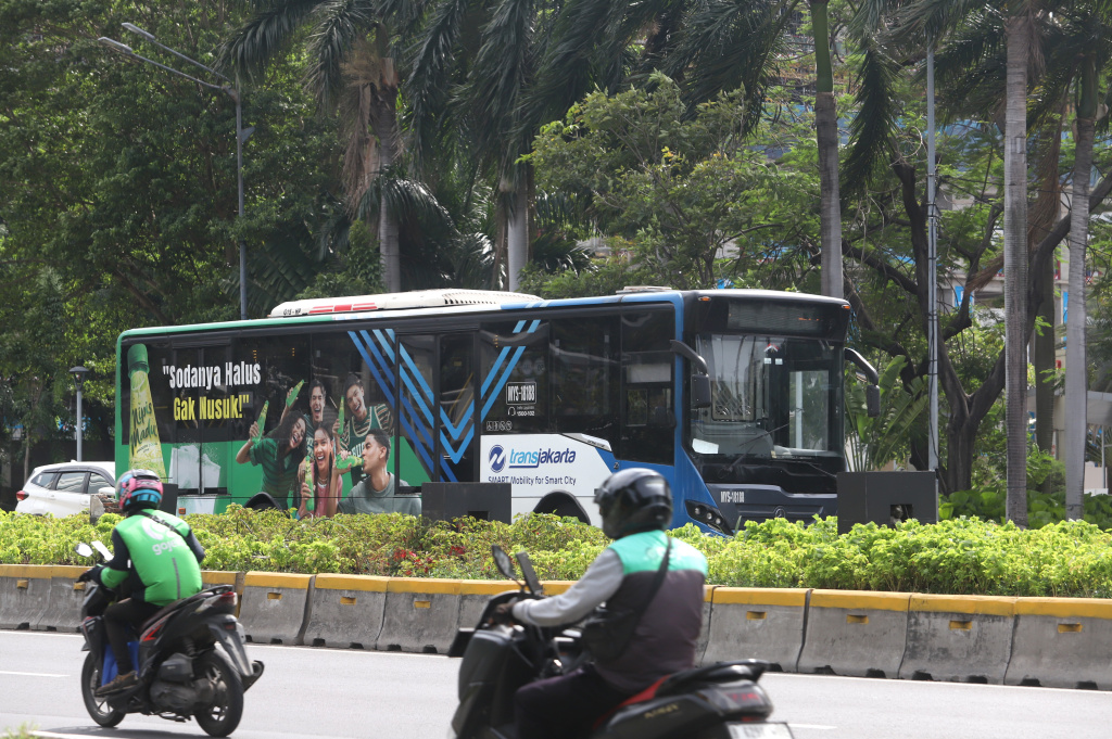 Pemprov DKI Jakarta berencana akan menaikkan tarif bus Transjakarta pasca DBH dipotong (Ashar/SinPo.id)