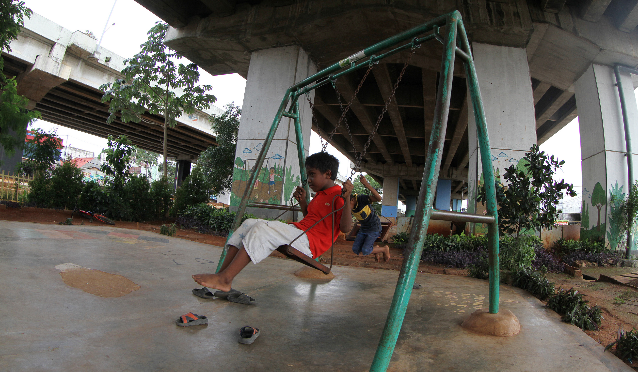 Sejumlah anak bermain di kolong tol Becakayu. (Agus Priatna/SinPo.id)