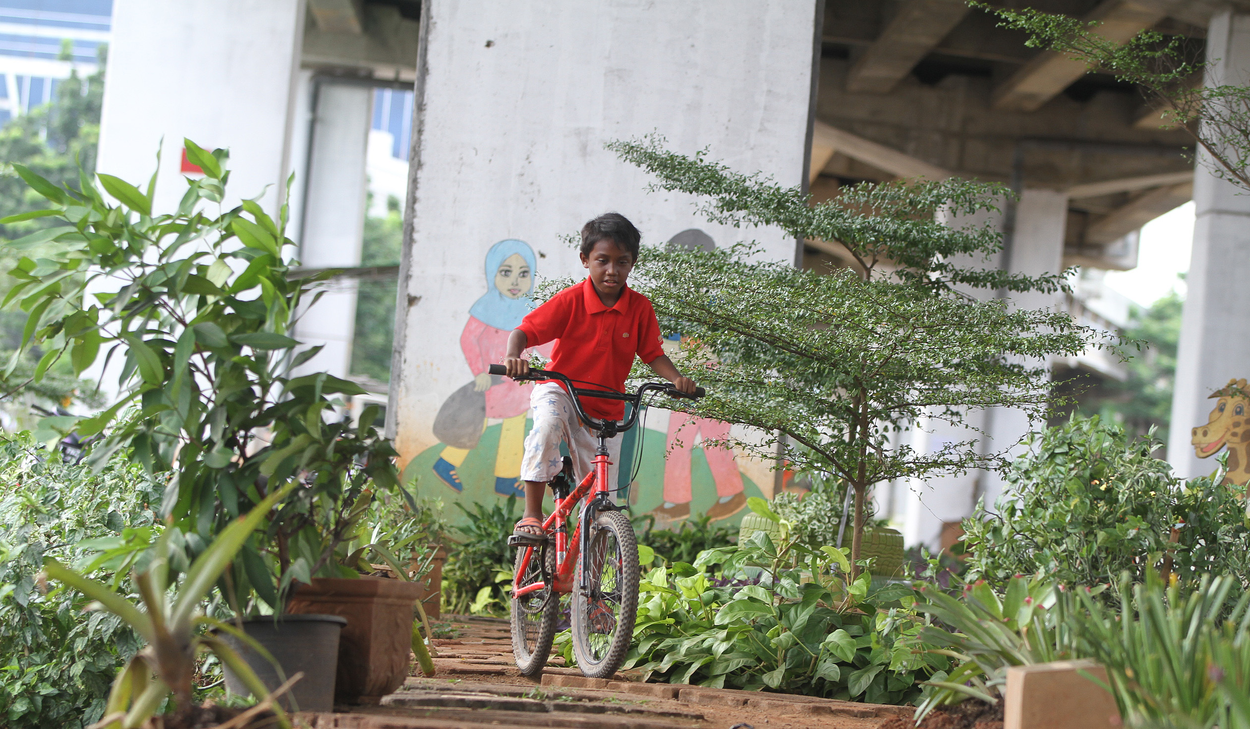 Sejumlah anak bermain di kolong tol Becakayu. (Agus Priatna/SinPo.id)