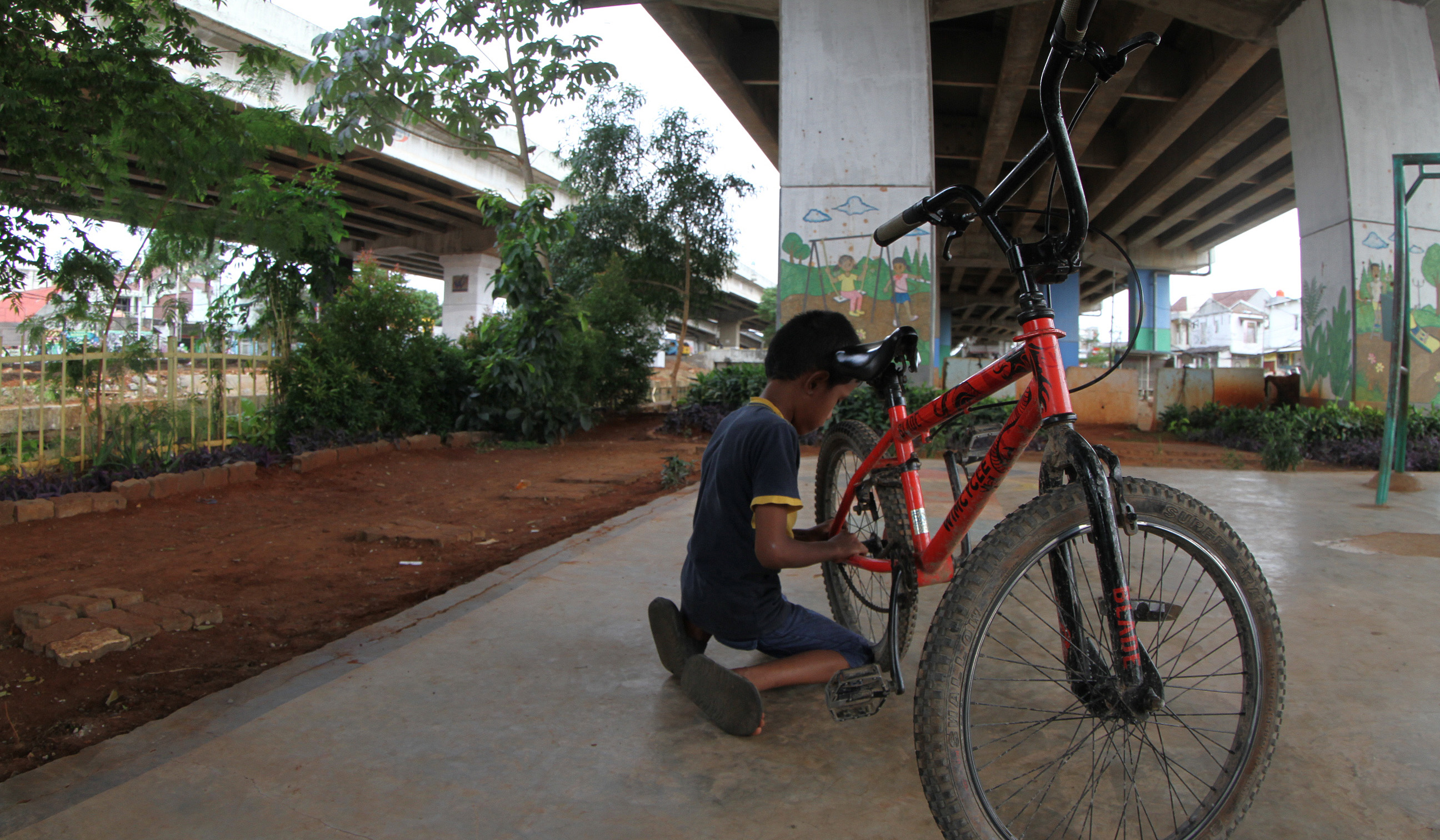 Sejumlah anak bermain di kolong tol Becakayu. (Agus Priatna/SinPo.id)