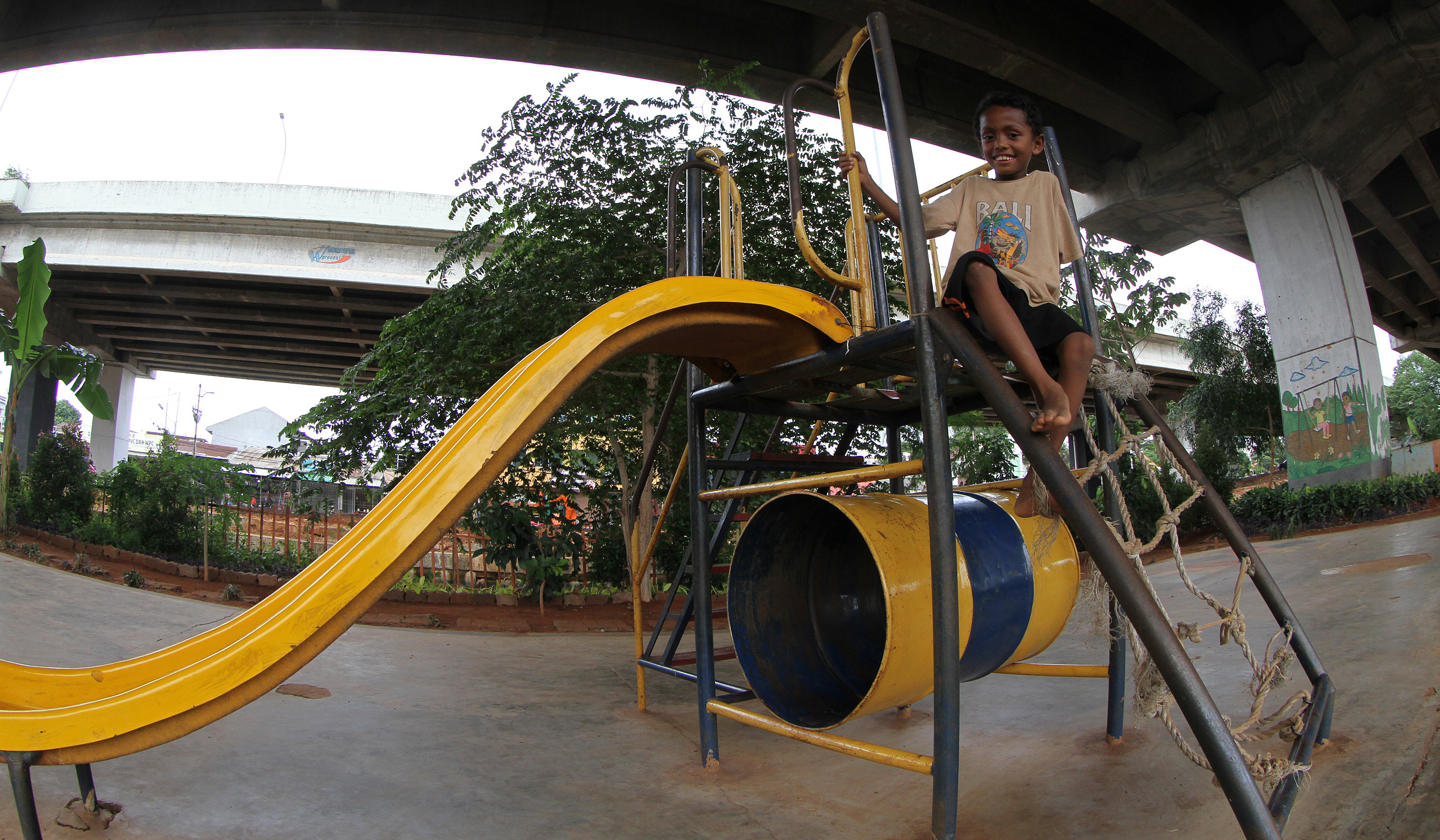 Sejumlah anak bermain di kolong tol Becakayu. (Agus Priatna/SinPo.id)