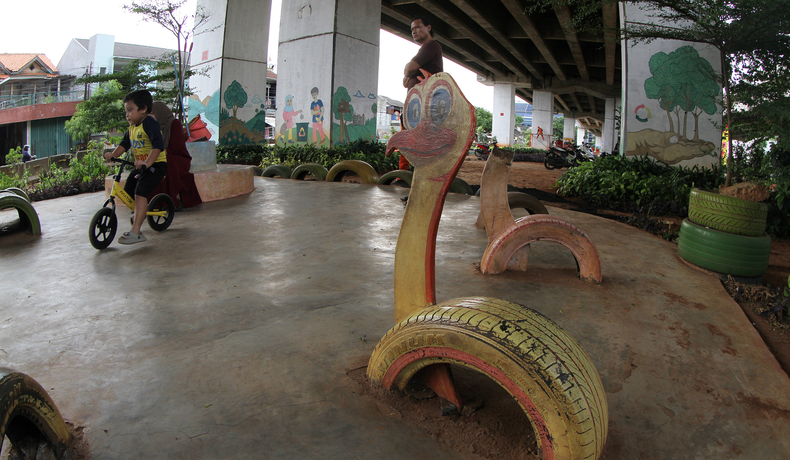 Sejumlah anak bermain di kolong tol Becakayu. (Agus Priatna/SinPo.id)