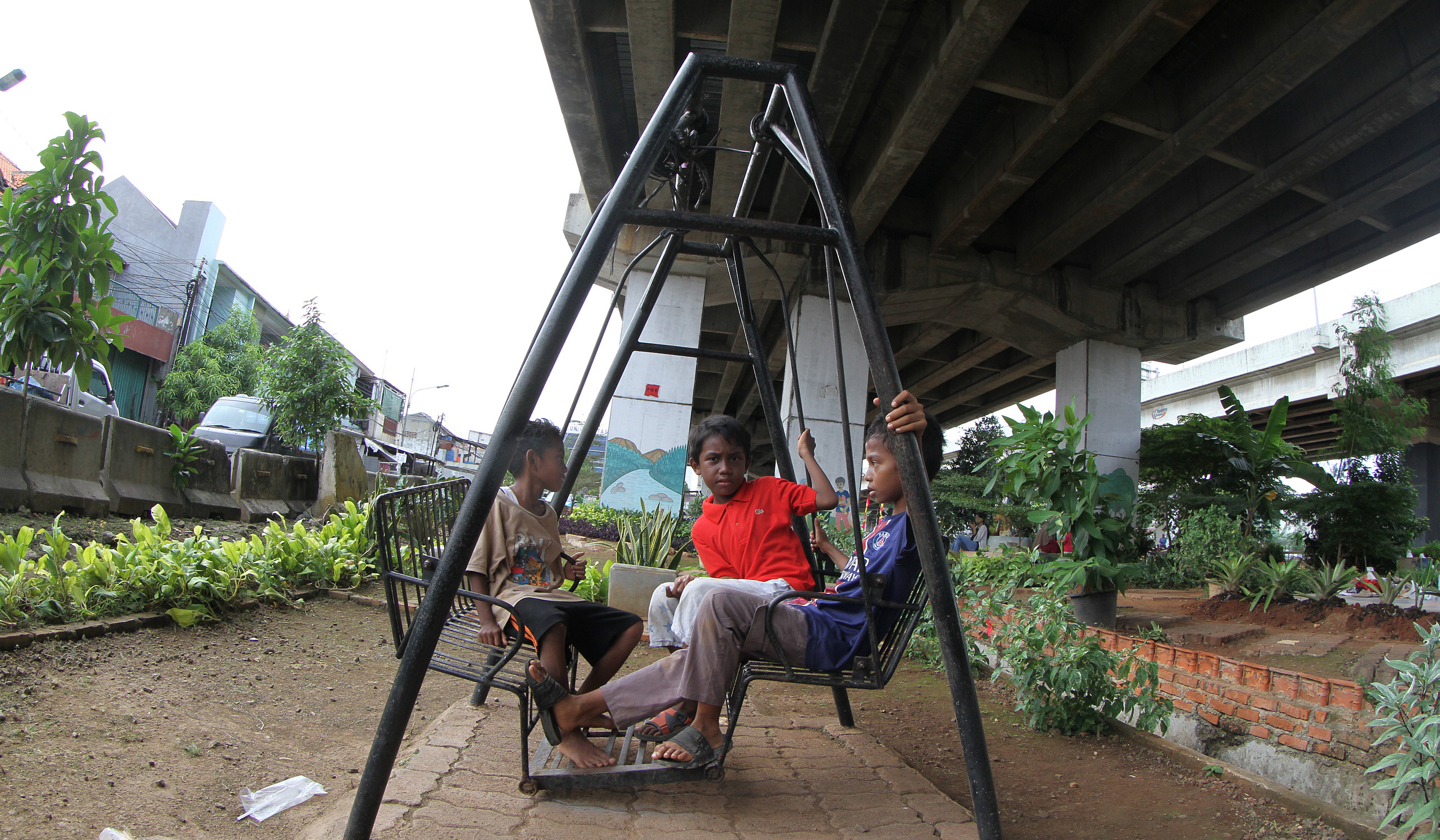 Sejumlah anak bermain di kolong tol Becakayu. (Agus Priatna/SinPo.id)