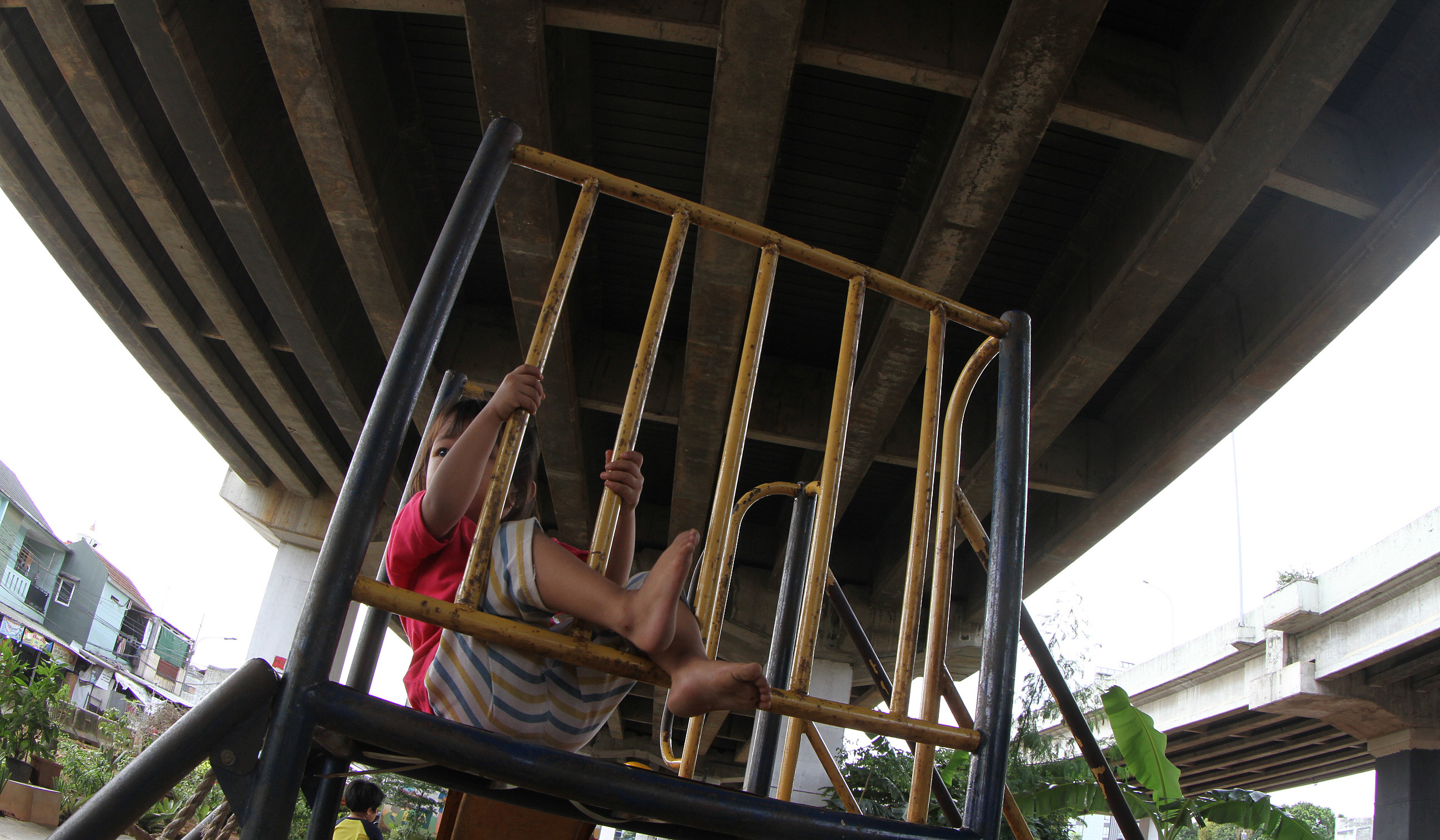 Sejumlah anak bermain di kolong tol Becakayu. (Agus Priatna/SinPo.id)
