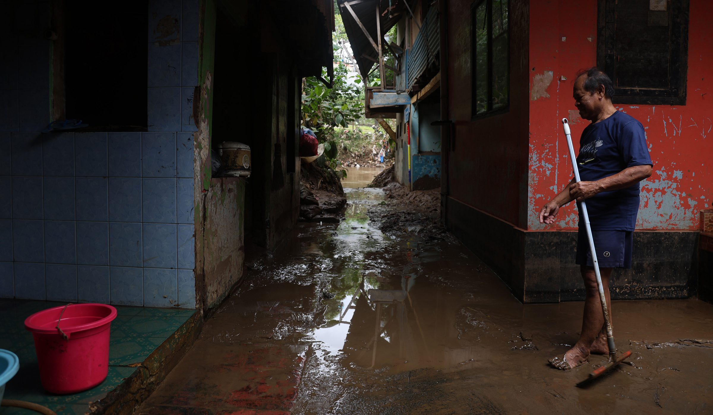 Bangunan tertempel stiker pembebasan lahan. (Agus Priatna/SinPo.id)