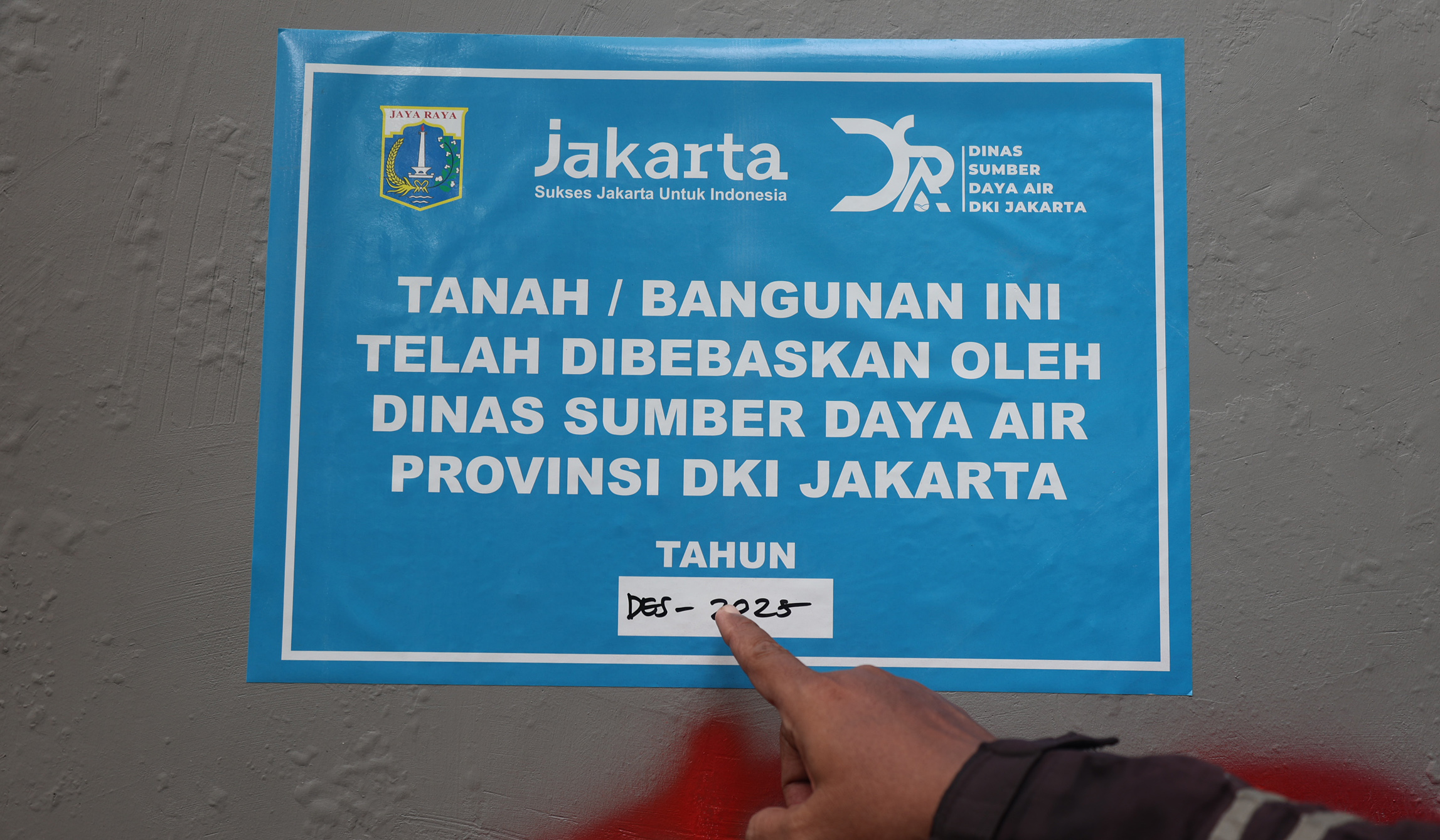 Bangunan tertempel stiker pembebasan lahan. (Agus Priatna/SinPo.id)