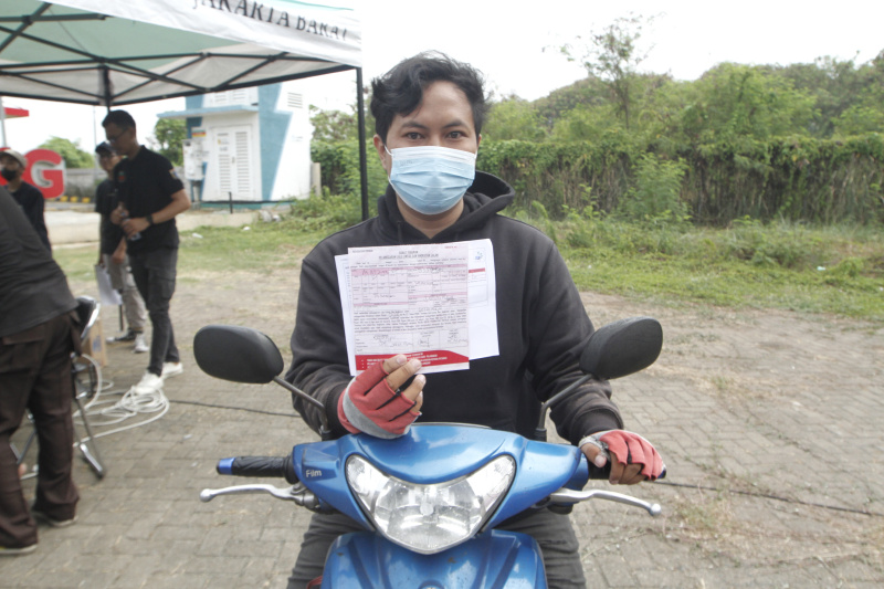 Petugaa gabungan Polda Metro Jaya dan Auku Dinas Lingkungan Hidup Jakarta Barat menggelar razia uji emisi kendaraan bermotor di lingkar luar Meruya (Ashar/SinPo.id)