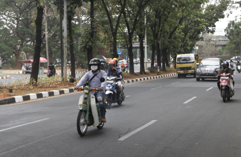 Petugaa gabungan Polda Metro Jaya dan Auku Dinas Lingkungan Hidup Jakarta Barat menggelar razia uji emisi kendaraan bermotor di lingkar luar Meruya (Ashar/SinPo.id)