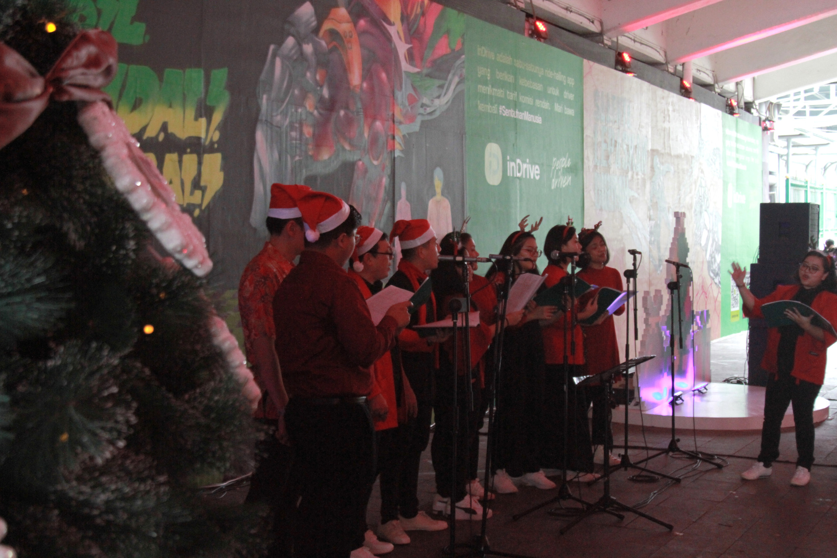 Pemprov DKI Jakarta menggelar Christmas Carol di terowongan kendal dan kawasan bunderan HI (Ashar/SinPo.id)