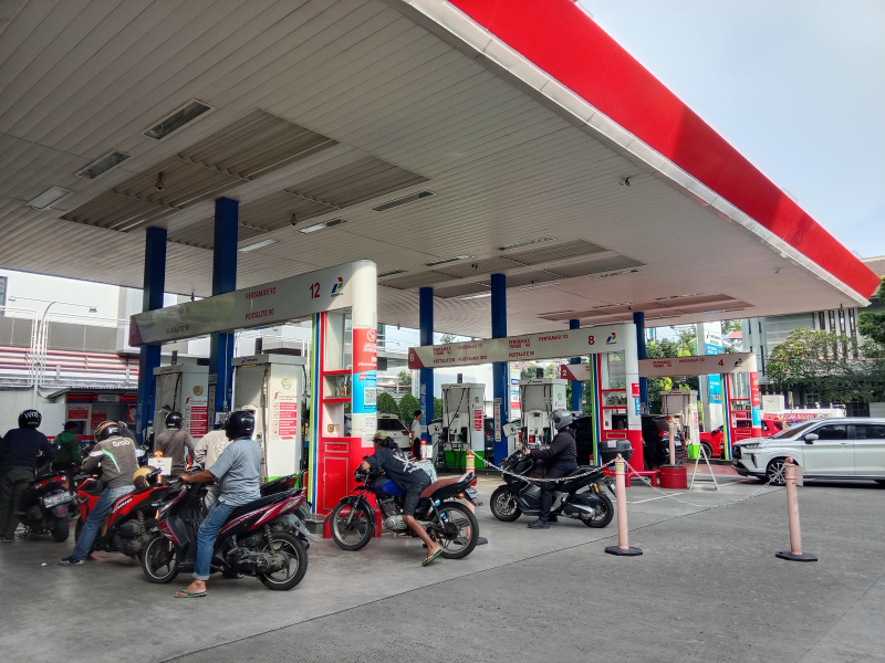 Gubernur DKI Jakarta Pramono Anung resmi menurunkan pajak BBM Jakarta menjadi 5 persen untuk kendaraan pribadi, sedangkan untuk kendaraan umum 2 persen (Ashar/SinPo.id)