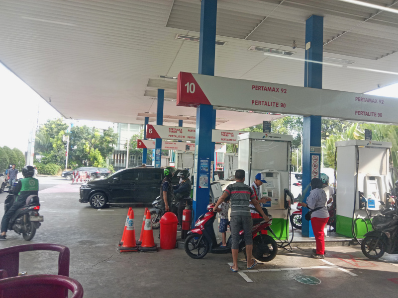 Gubernur DKI Jakarta Pramono Anung resmi menurunkan pajak BBM Jakarta menjadi 5 persen untuk kendaraan pribadi, sedangkan untuk kendaraan umum 2 persen (Ashar/SinPo.id)