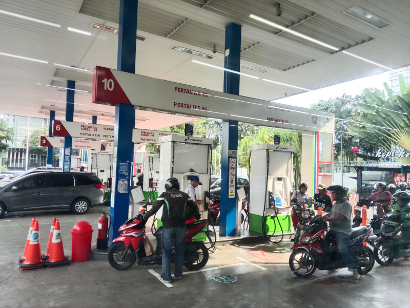 Gubernur DKI Jakarta Pramono Anung resmi menurunkan pajak BBM Jakarta menjadi 5 persen untuk kendaraan pribadi, sedangkan untuk kendaraan umum 2 persen (Ashar/SinPo.id)