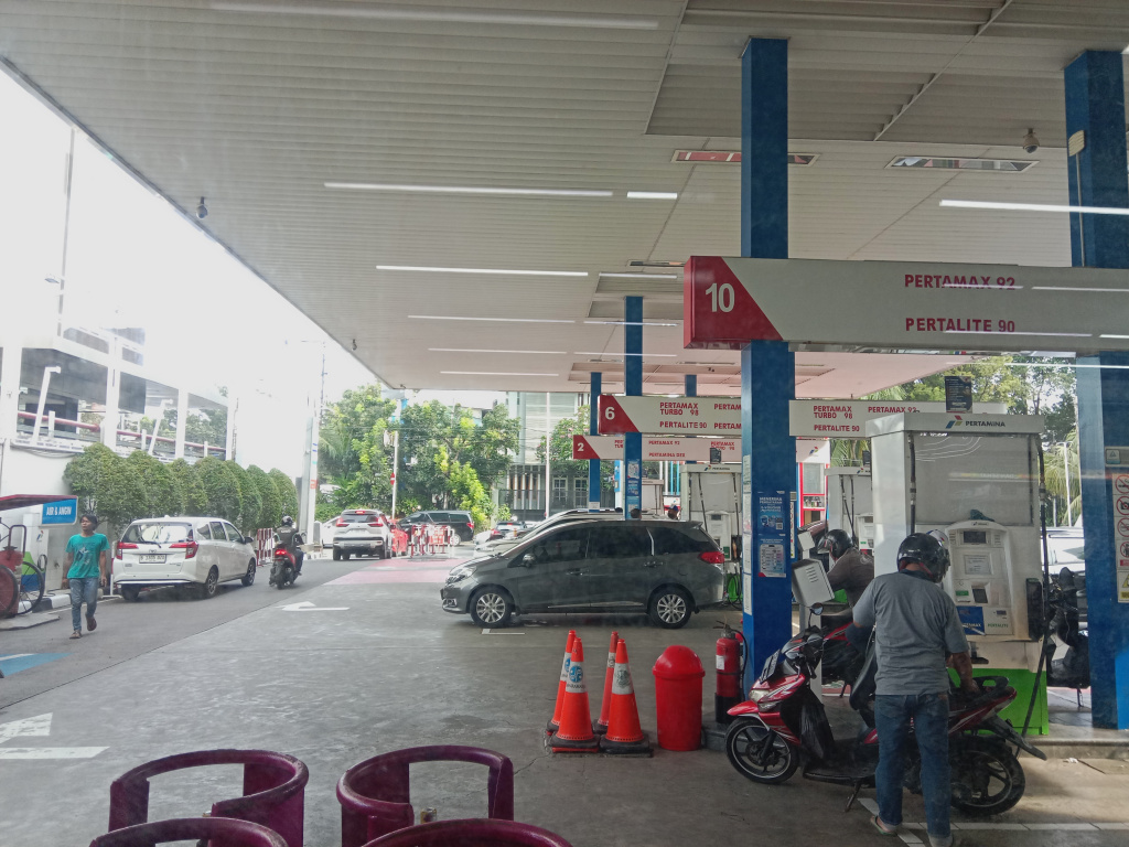 Gubernur DKI Jakarta Pramono Anung resmi menurunkan pajak BBM Jakarta menjadi 5 persen untuk kendaraan pribadi, sedangkan untuk kendaraan umum 2 persen (Ashar/SinPo.id)