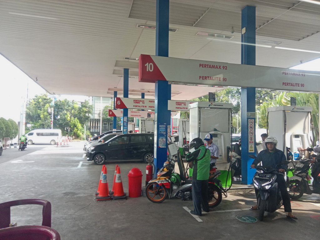 Gubernur DKI Jakarta Pramono Anung resmi menurunkan pajak BBM Jakarta menjadi 5 persen untuk kendaraan pribadi, sedangkan untuk kendaraan umum 2 persen (Ashar/SinPo.id)