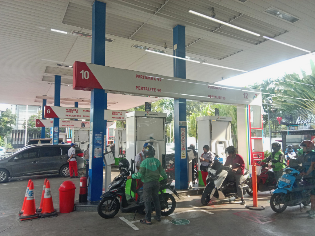 Gubernur DKI Jakarta Pramono Anung resmi menurunkan pajak BBM Jakarta menjadi 5 persen untuk kendaraan pribadi, sedangkan untuk kendaraan umum 2 persen (Ashar/SinPo.id)