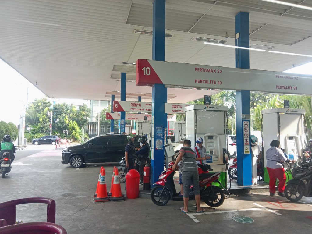 Gubernur DKI Jakarta resmi menurunkan pajak BBM Jakarta menjadi 5 persen untuk kendaraan pribadi, sedangkan untuk kendaraan umum 2 persen (Ashar/SinPo.id)