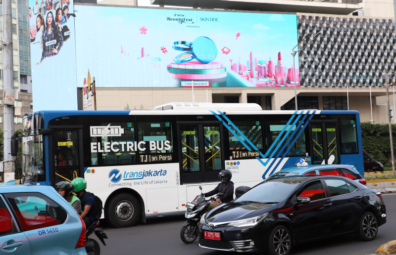 Pemprov DKI Jakarta akan terus menambah armada bus listrik hingga 2000 unit untuk memudahkan transportasi warga Jakarta yang ingin berpergian ke Jabodetabek (Ashar/SinPo.id)